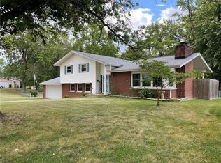 2015 Meadowlake Dr, Charleston, IL 61920