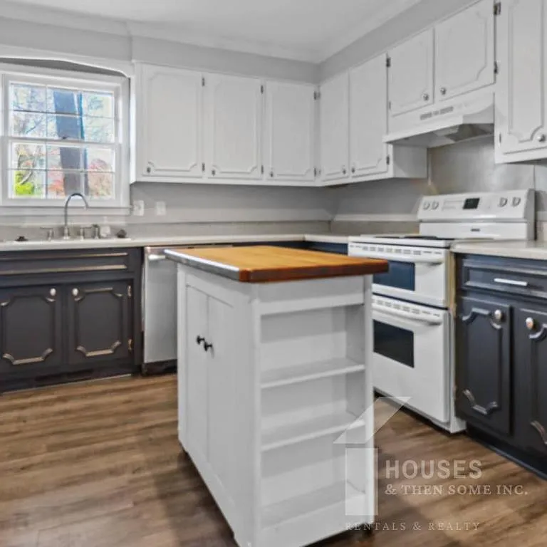 301 Ladbroke Rd — Photo 4