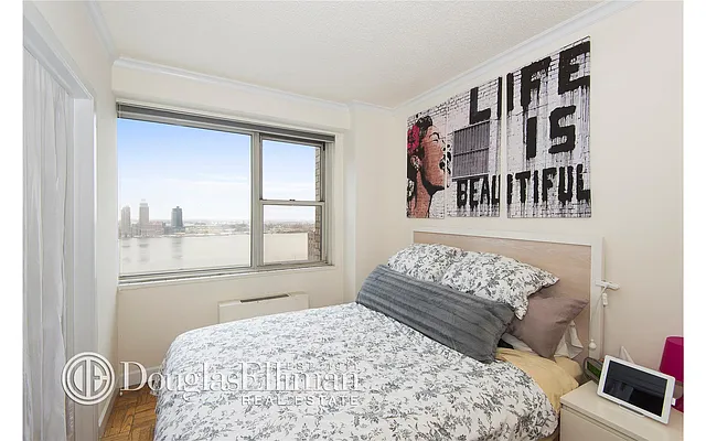 Sold by Douglas Elliman | media 21