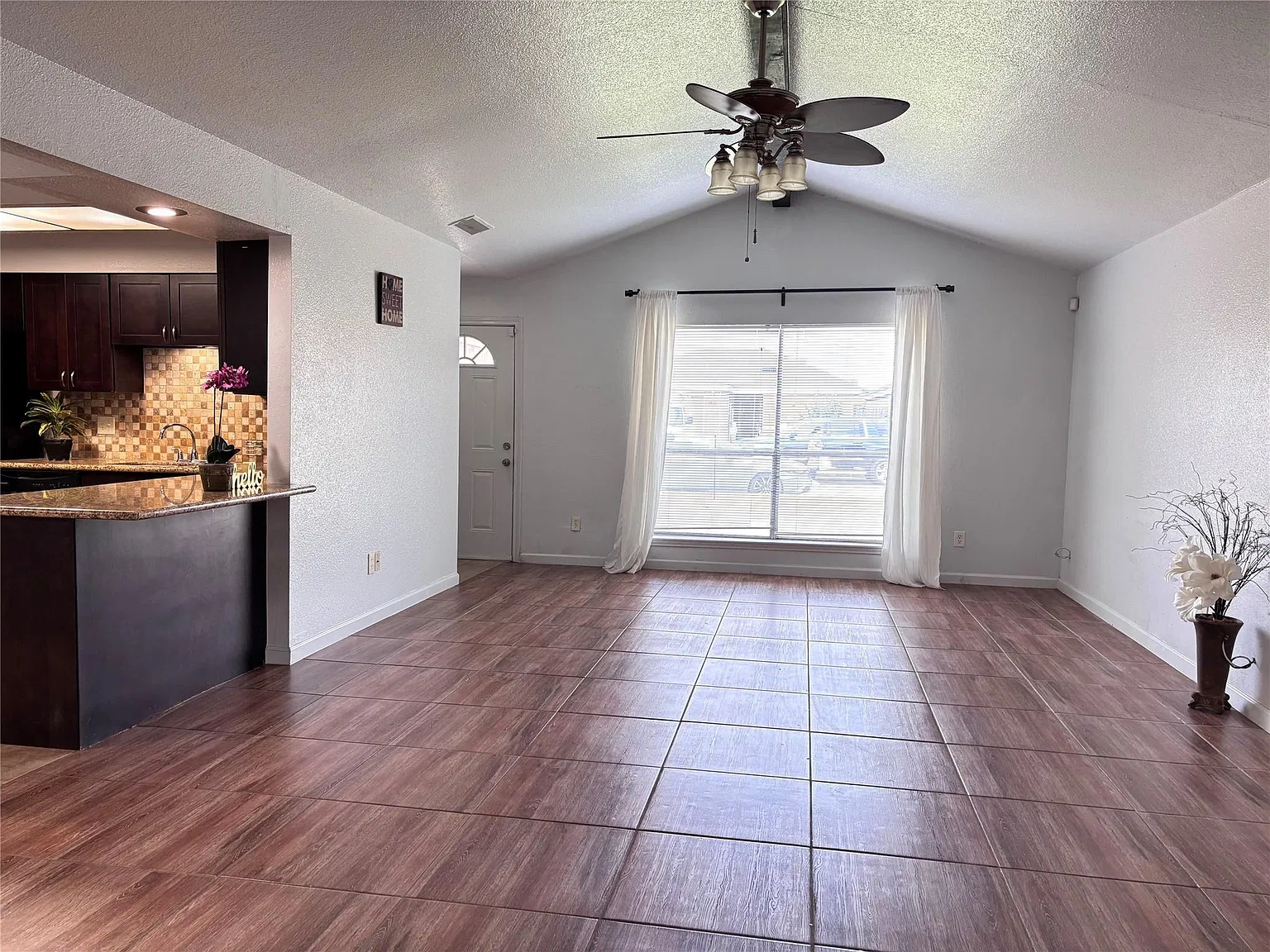 3 bed, 2.0 bath, 1729 sqft, $1,850 — Photo 3