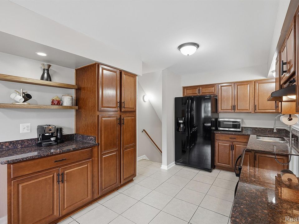 28282 Couzens Ave, photo 6