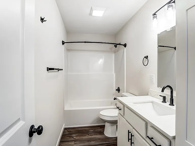 1432 W Elm St — Photo 15