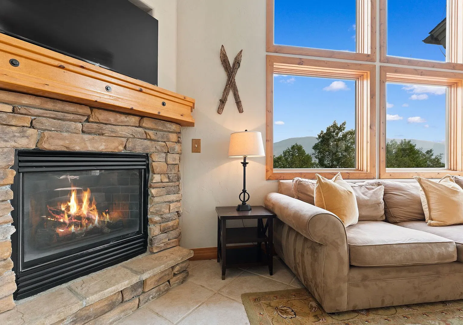 3 Bedroom pus Bonus room- Bright townhome on Quiet Street- Fully Furnished — Photo 2