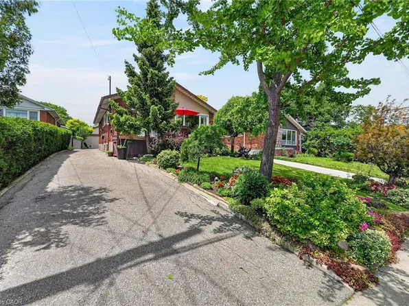 10 Helga Ct, Hamilton, ON L8V 3K2