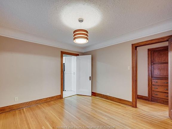 5th image of 2189 Gladstone Ave