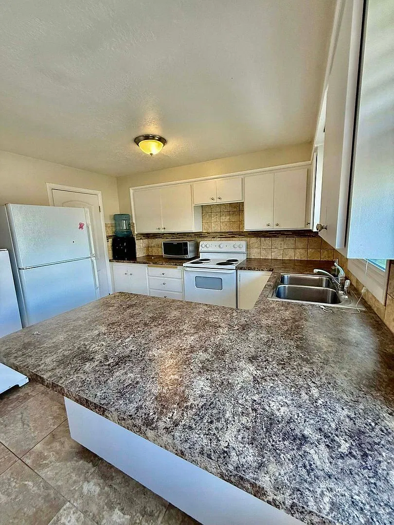 2 Bedroom, pet friendly, upper level with central AC — Photo 1