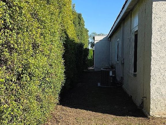 3rd image of 250 N Ridgewood Pl