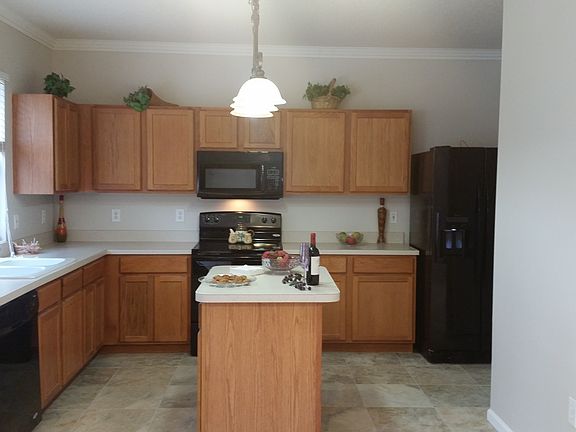 4th image of 792 Marian Ct