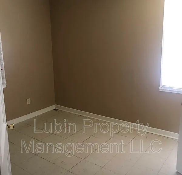 1263 Newark Ave — Photo 3