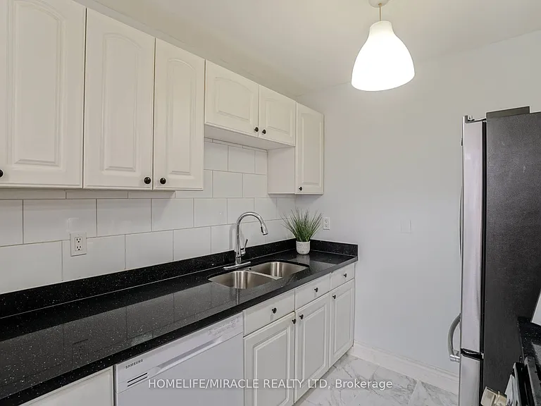 30 Hoskins Sq — Photo 13