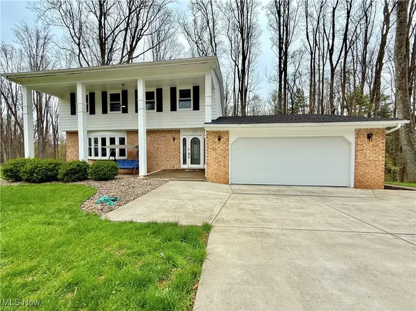 10 Ashwood Dr, Vienna, WV 26105