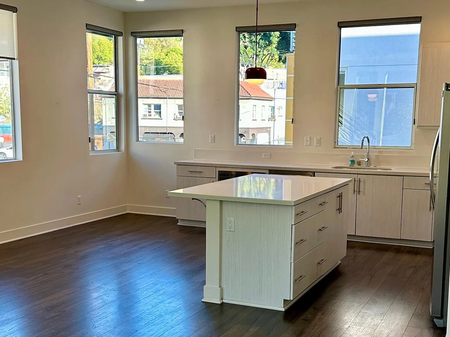 3 bed, 2.5 bath, 1407 sqft, $4,800 — Photo 3