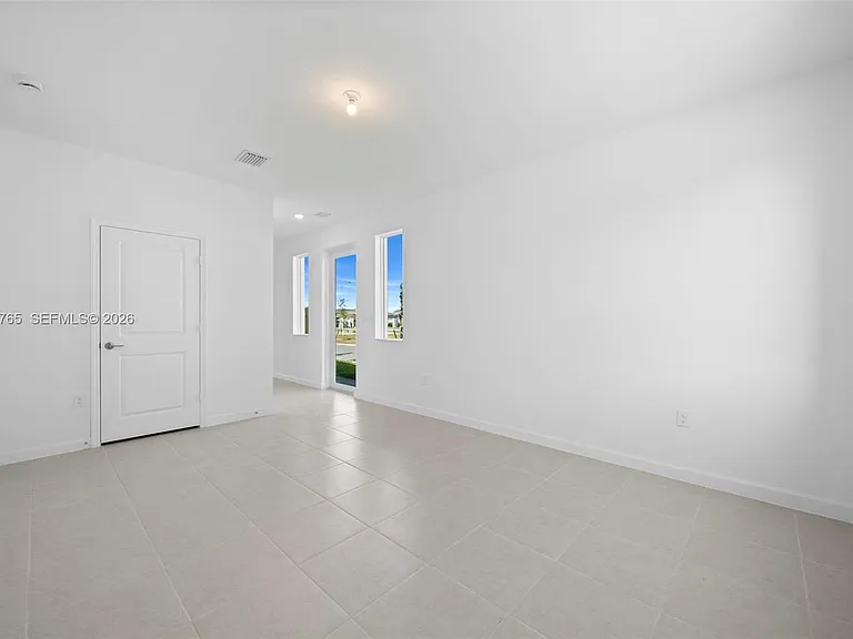 715 SE 15th St — Photo 4