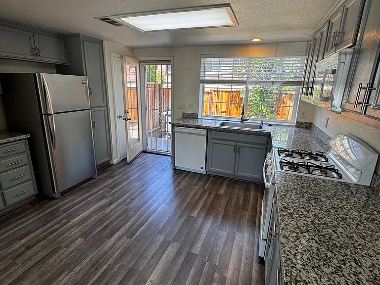 705 Daniels Ave — Photo 11