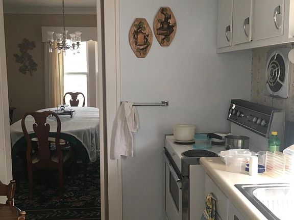 3rd image of 805 Main St