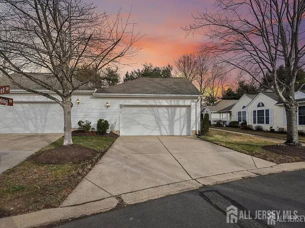 304 Waxwing Dr, Monroe Township, NJ 08831
