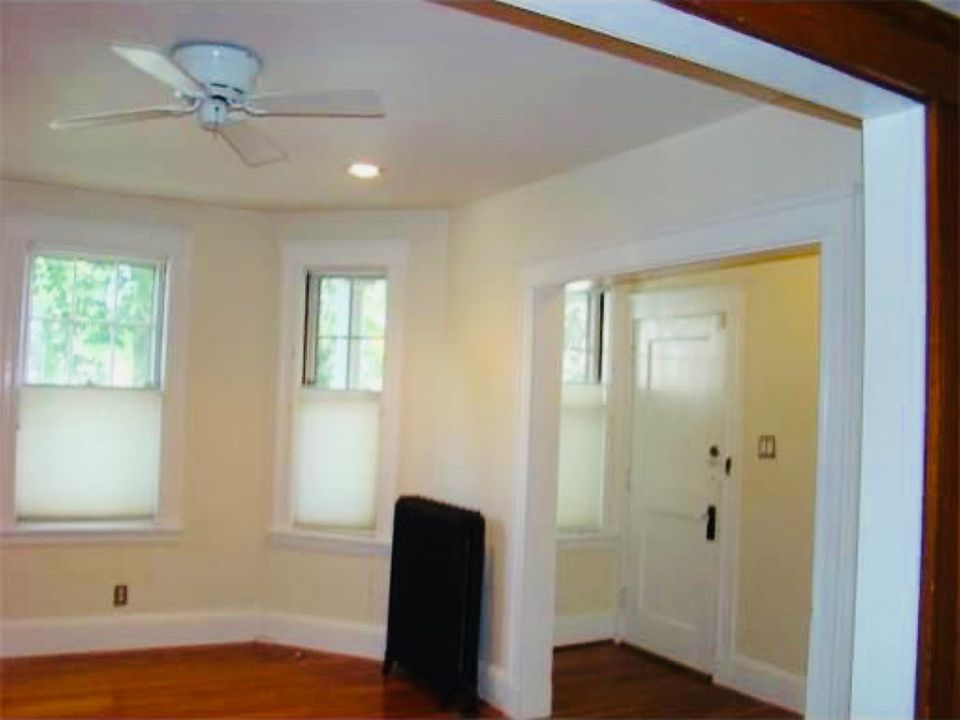Entryway into LR. Note fan and natural light.