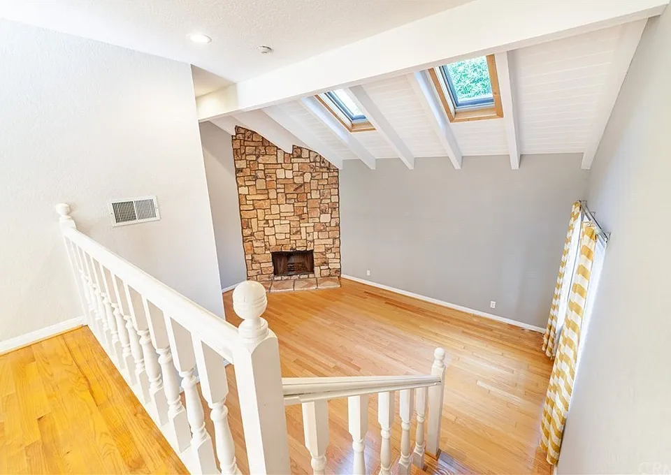 2421 Vanderbilt Ln