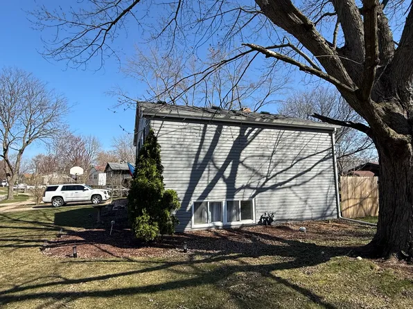 173 Surrey Ln, Crystal Lake, IL 60014