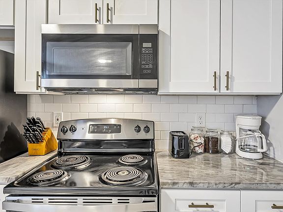 3rd image of 3106 Gurney Ave #2N