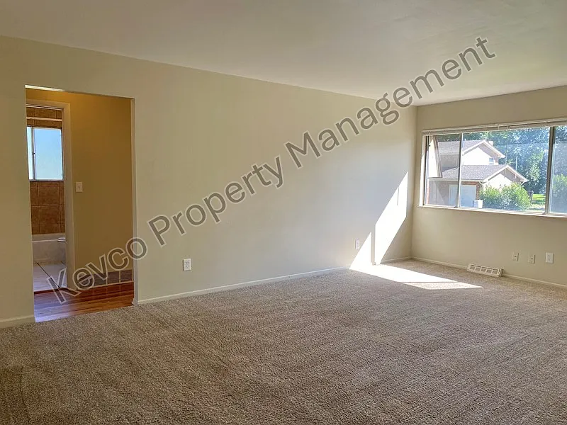 4 bed, $2,100 — Photo 4