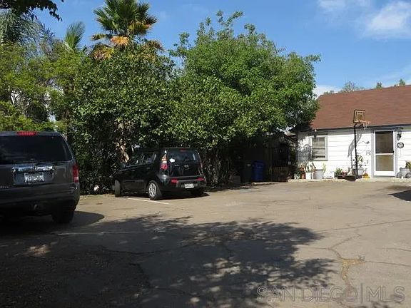 3rd image of 945 N Ave