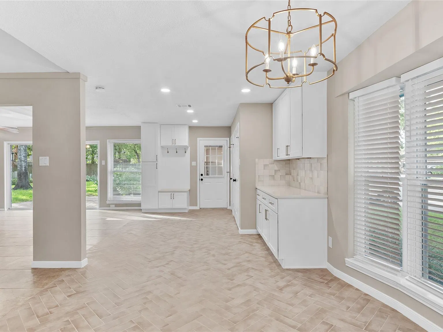 3 bed, 2.0 bath, 2197 sqft, $2,300 — Photo 3