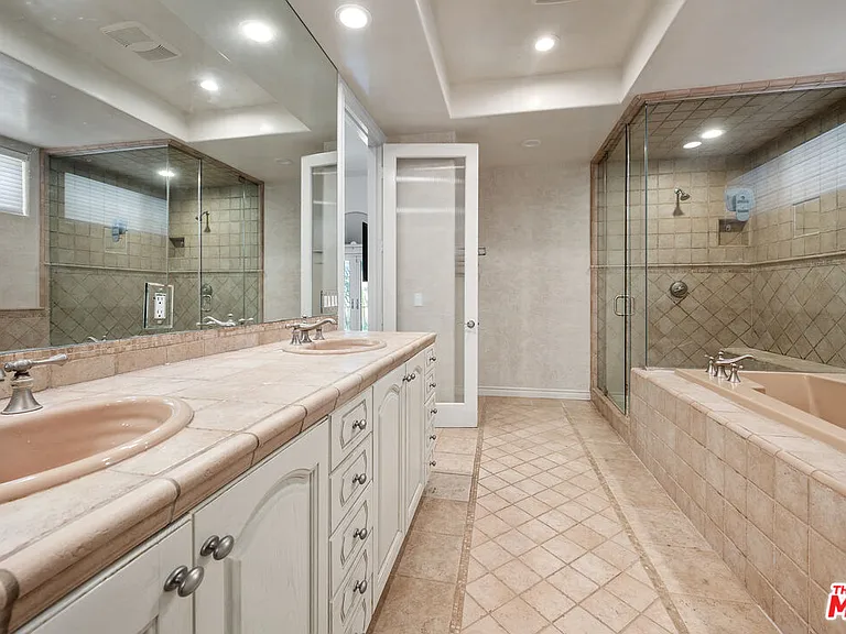118 Channel Pointe Mall — Photo 14
