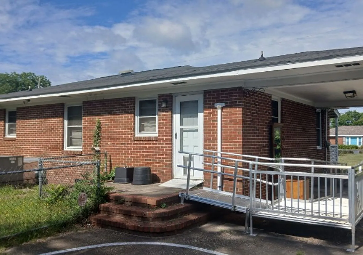 3 Bed / 1 Bath Available in Lafayette Villiage! — Photo 4