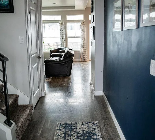 2543 N Drexler Dr — Photo 1