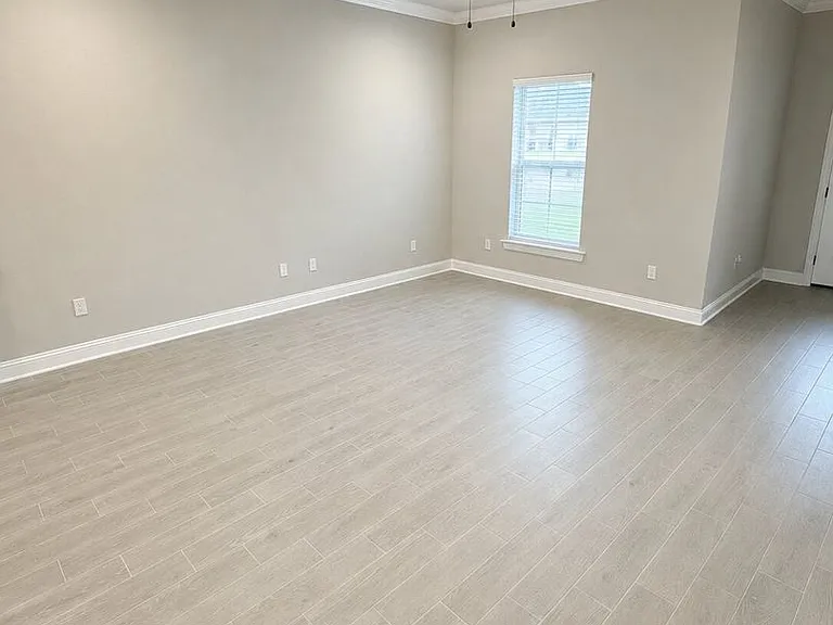 213 Paisley Ln — Photo 3