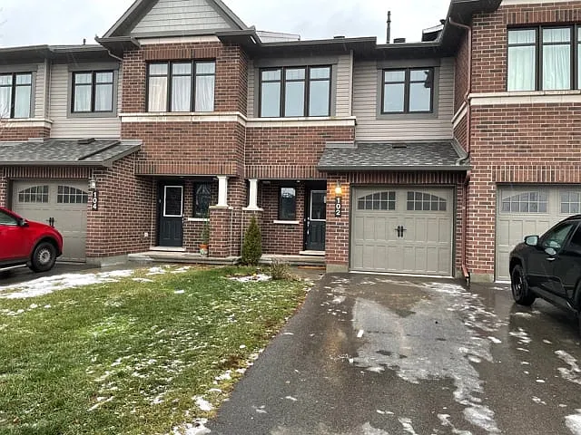 102 Nacarat Street — Photo 1