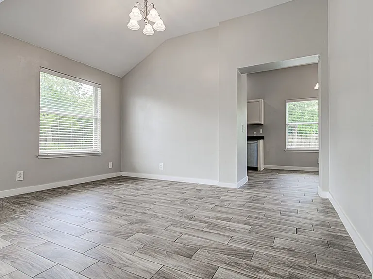 1302 Crete Ln — Photo 6