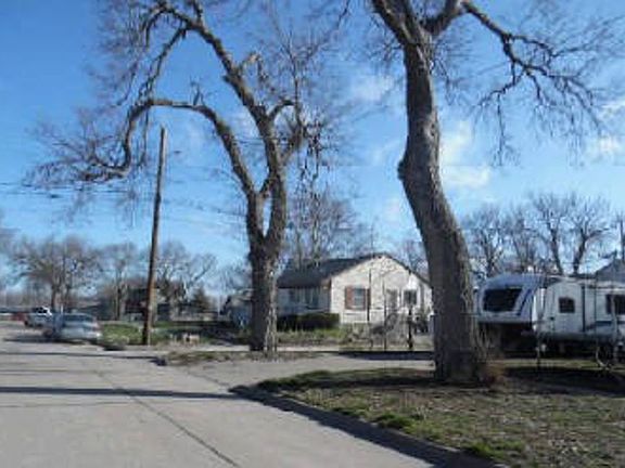 Exterior Neighborhood (street photo)
