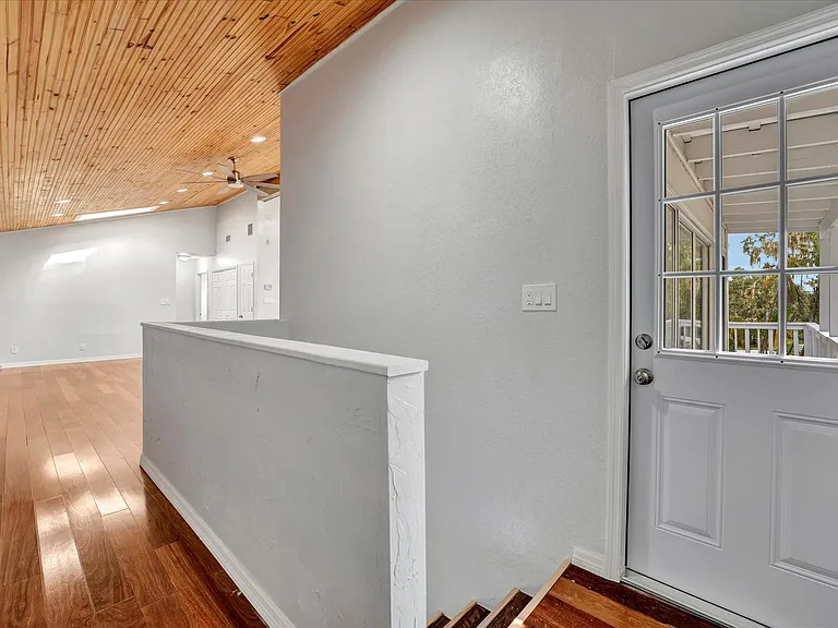 631 Harbor Ave — Photo 3