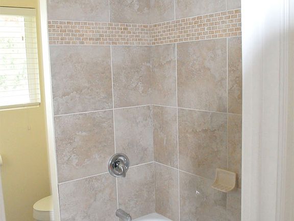 Main bathroom tub/shower