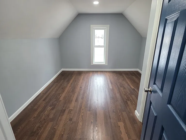 330 E Elm St — Photo 3