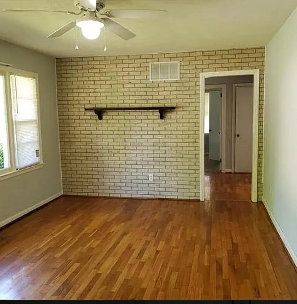 215 Dixon Cir — Photo 2