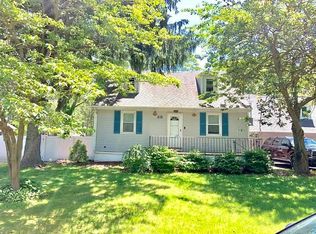 36 Crestwood Dr, Shirley, NY 11967
