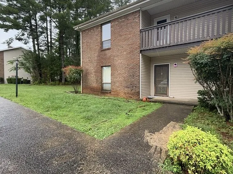 Creekwood Apartments — Photo 4