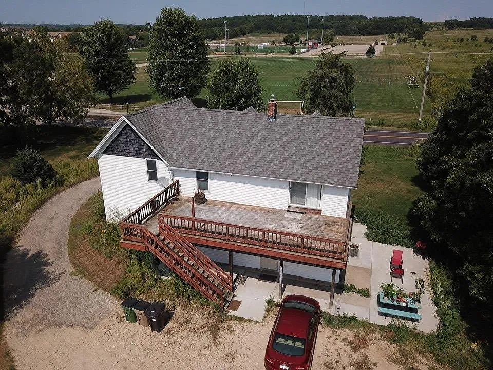 4 bed, 2300 sqft, $2,950 — Photo 3