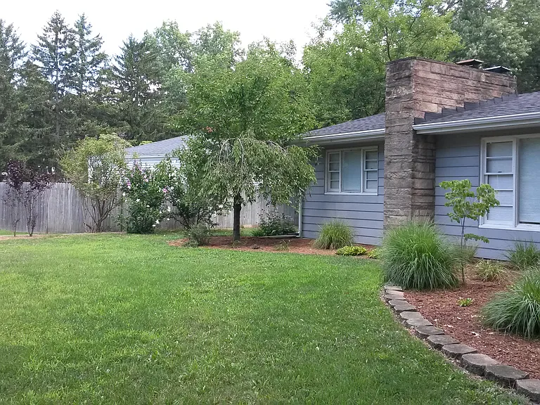 1279 Pontiac Rd — Photo 2