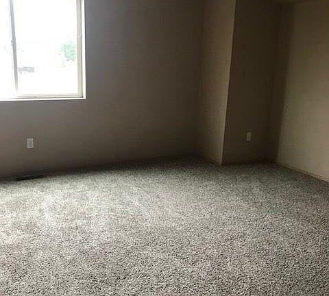 5th image of 16620 Greenleaf Ave SE