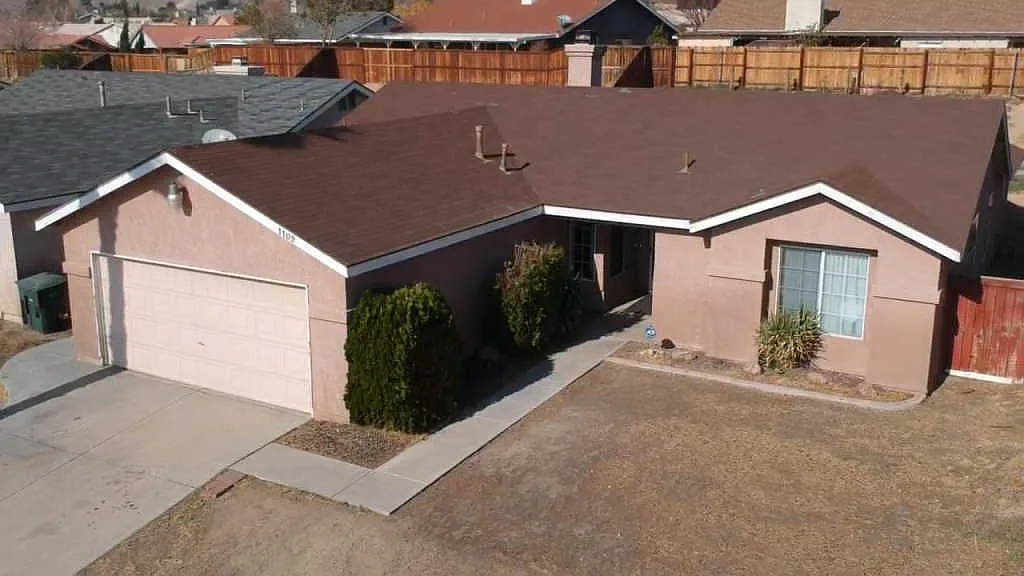 1109 Oakwood Ln photo 1