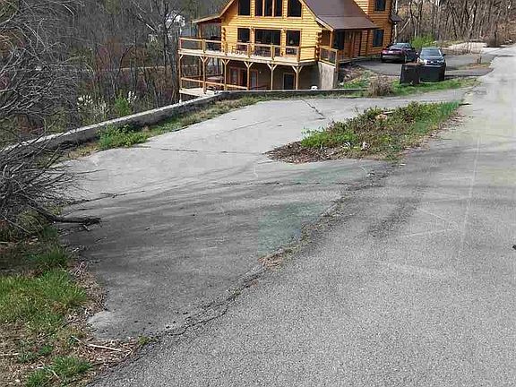 2nd image of 714 Pinecrest Ct