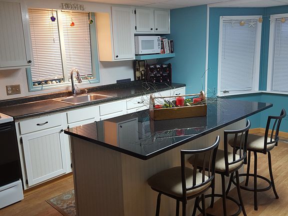 kitchen w/ lrg granite isla 