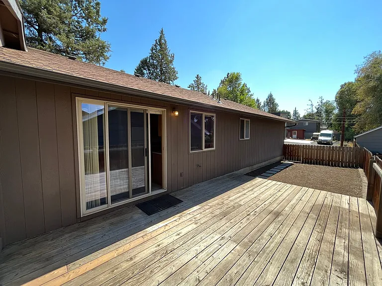565 NE Norton Ave — Photo 11