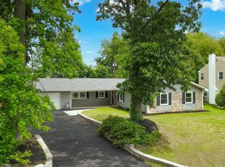 93 Crestview Dr, Willingboro, NJ 08046