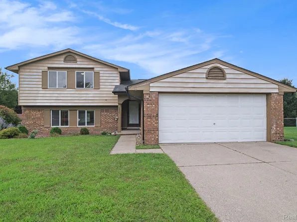 4830 Shoreline Ct, Waterford, MI 48329