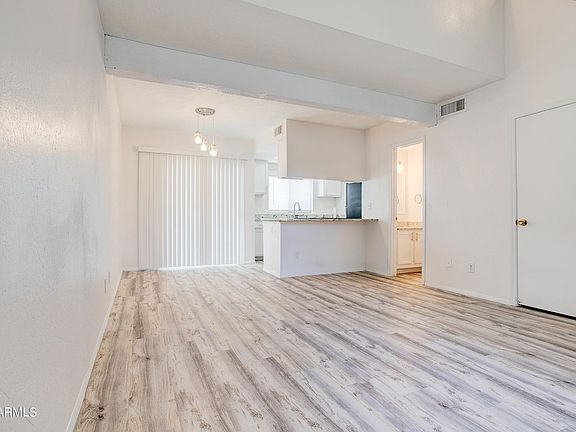 4th image of 2215 W Augusta Ave #202A